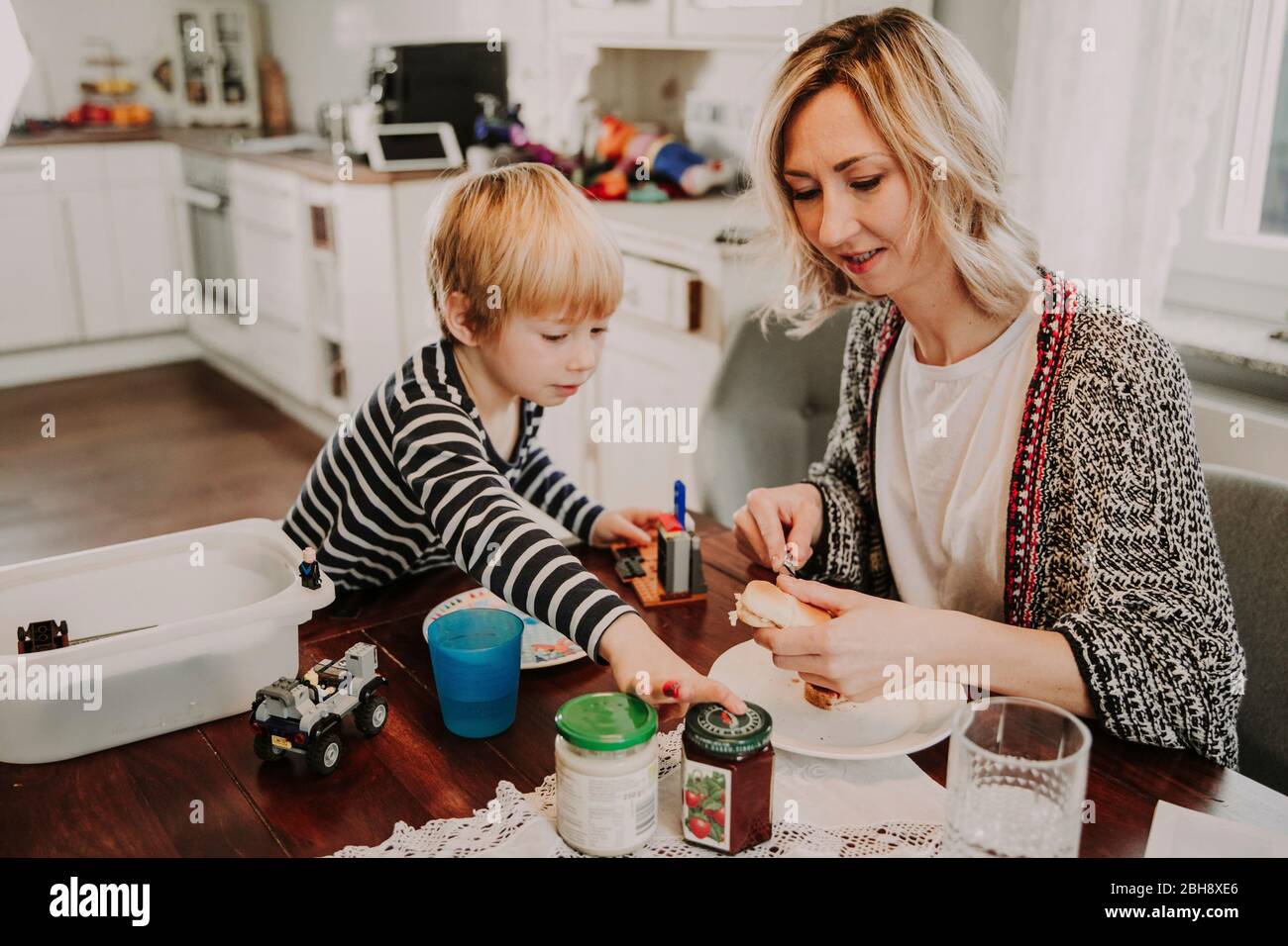 Mutter und sohn spielen hi-res stock photography and images - Alamy