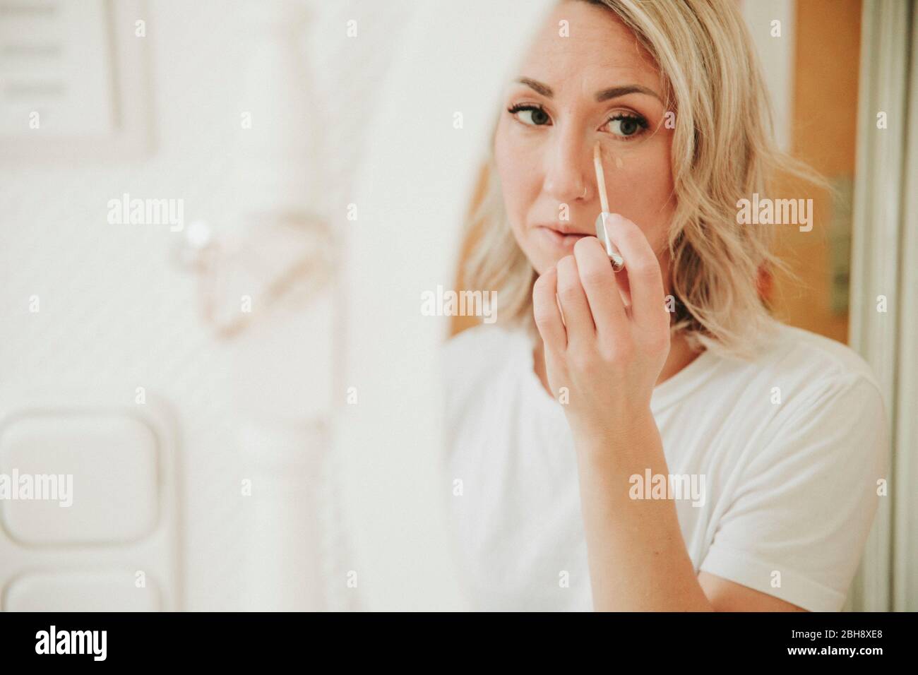 Frau schminkt sich Stock Photo