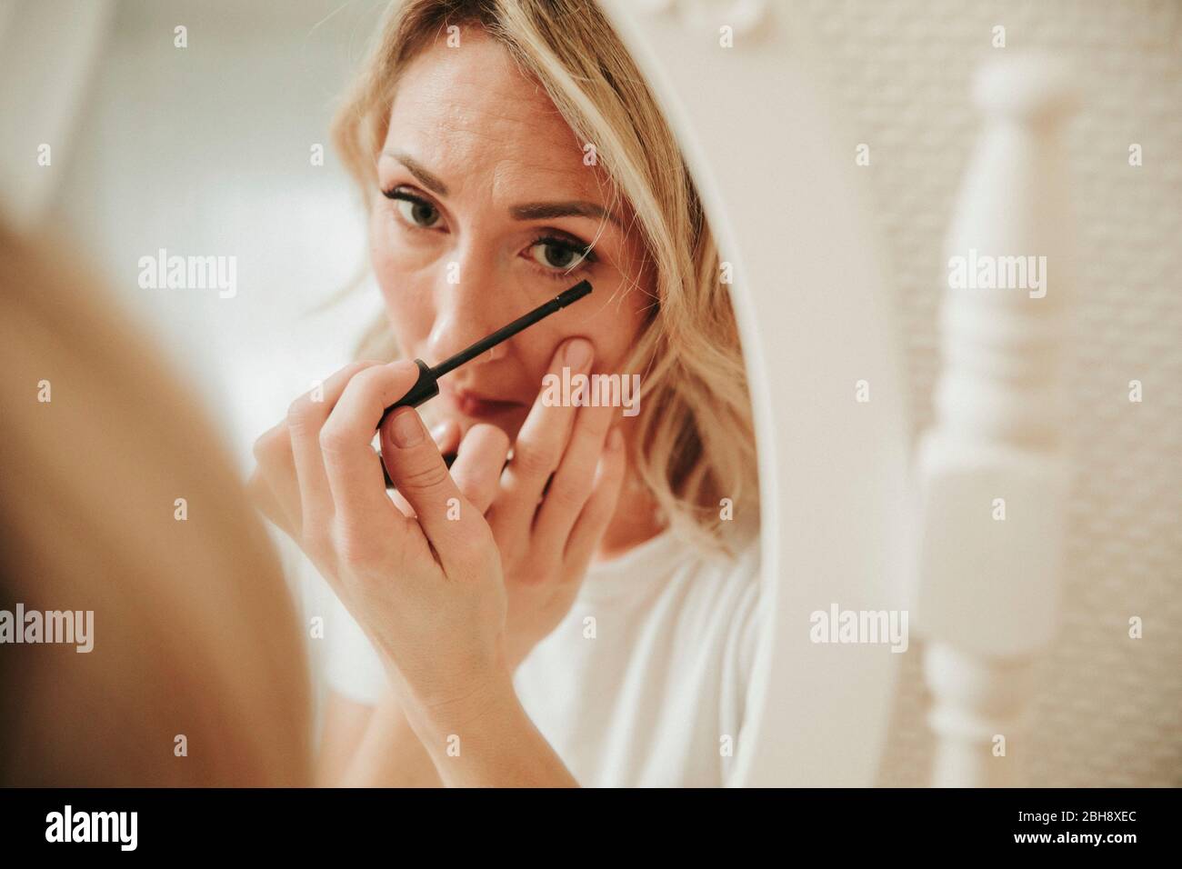 Frau schminkt sich Stock Photo