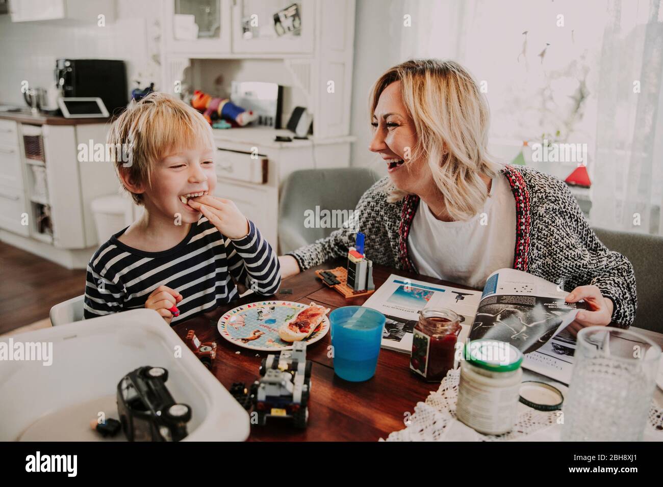 Mutter und sohn zu hause hi-res stock photography and images - Alamy