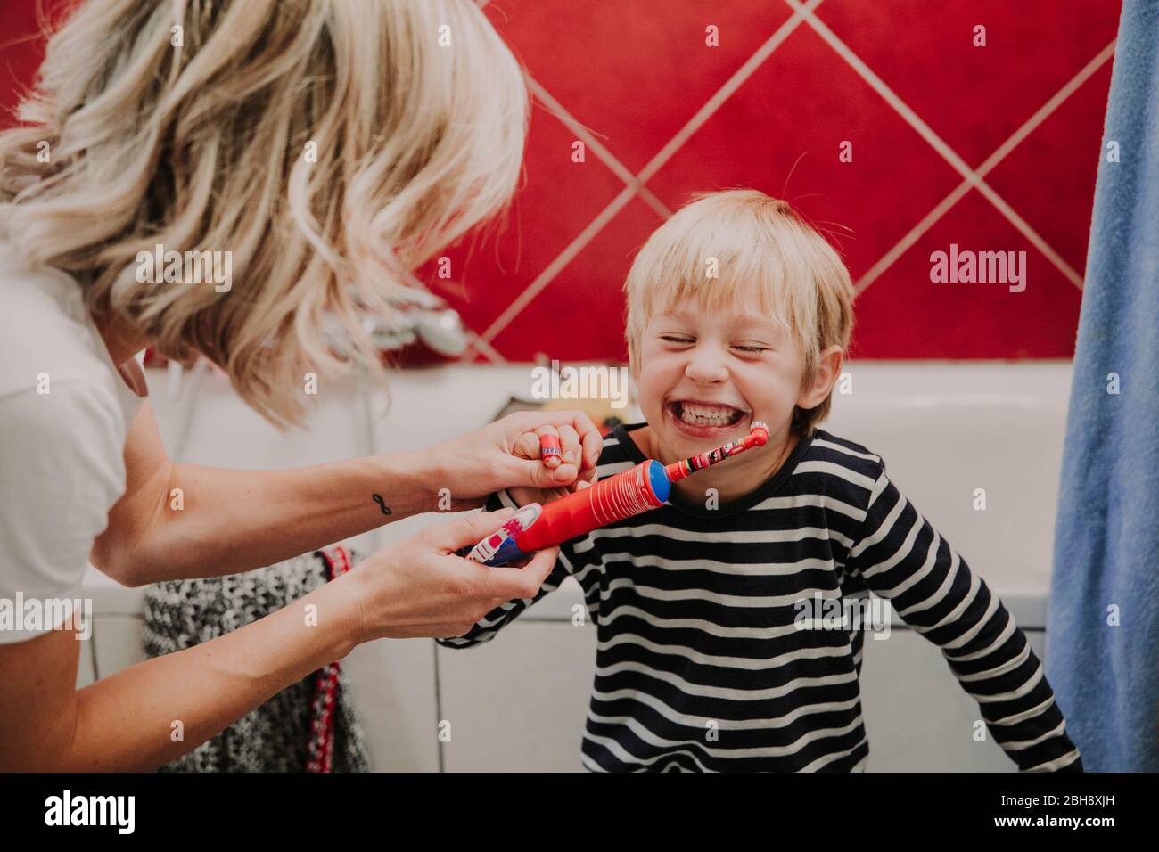Mutter und Sohn beim Zähne putzen im Bad Stock Photo