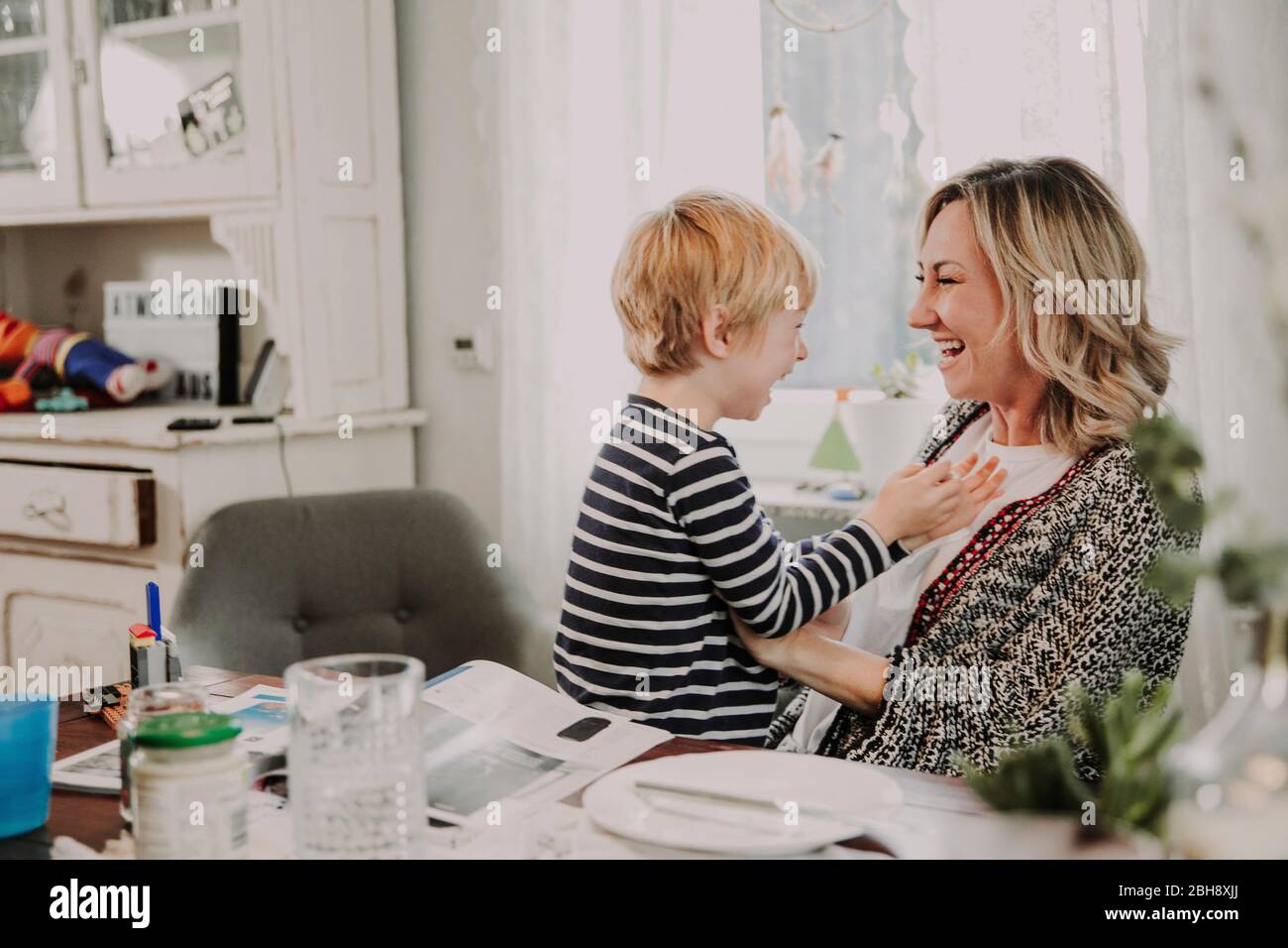 Mutter und sohn zu hause hi-res stock photography and images - Alamy