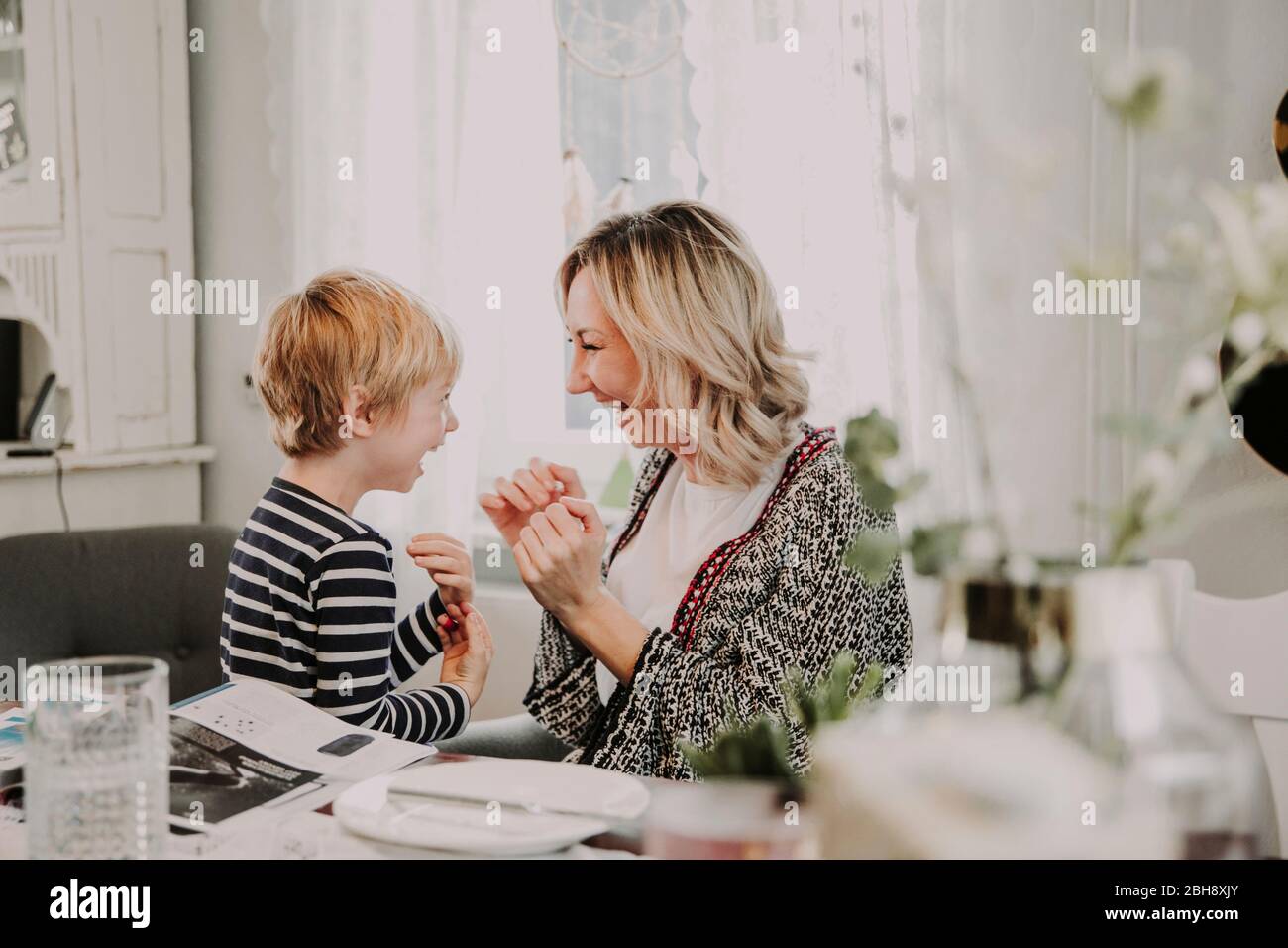 Mutter und sohn spielen hi-res stock photography and images - Alamy