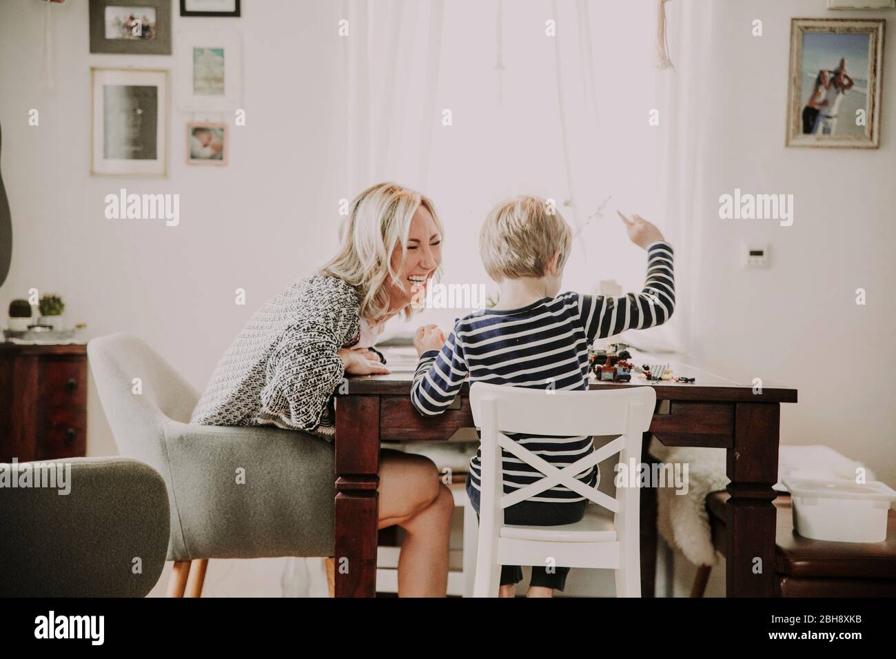 Mutter mit sohn sitzen hi-res stock photography and images - Alamy