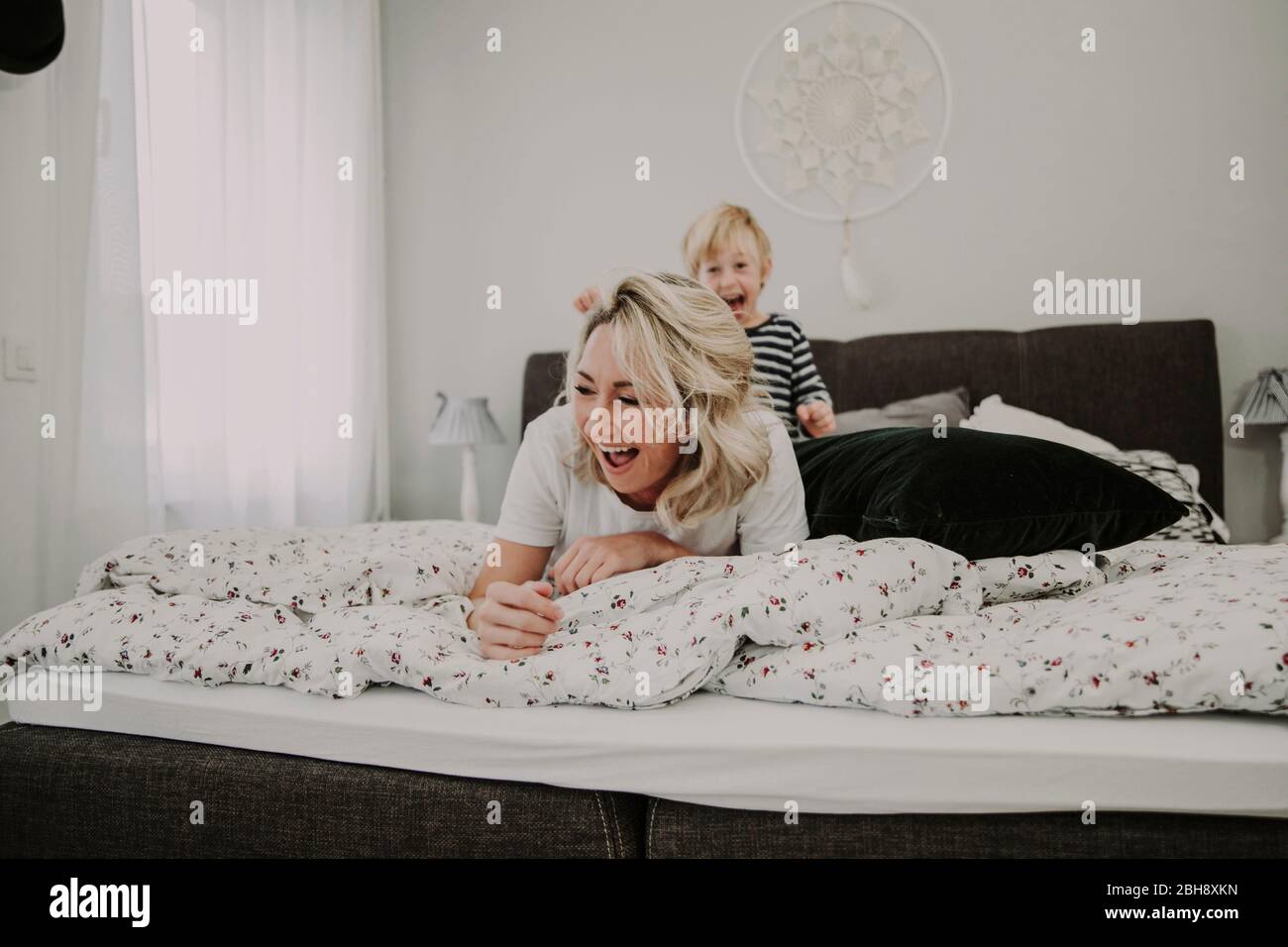 Mutter und Sohn im Bett, Spaß, herumalbern Stock Photo - Alamy.