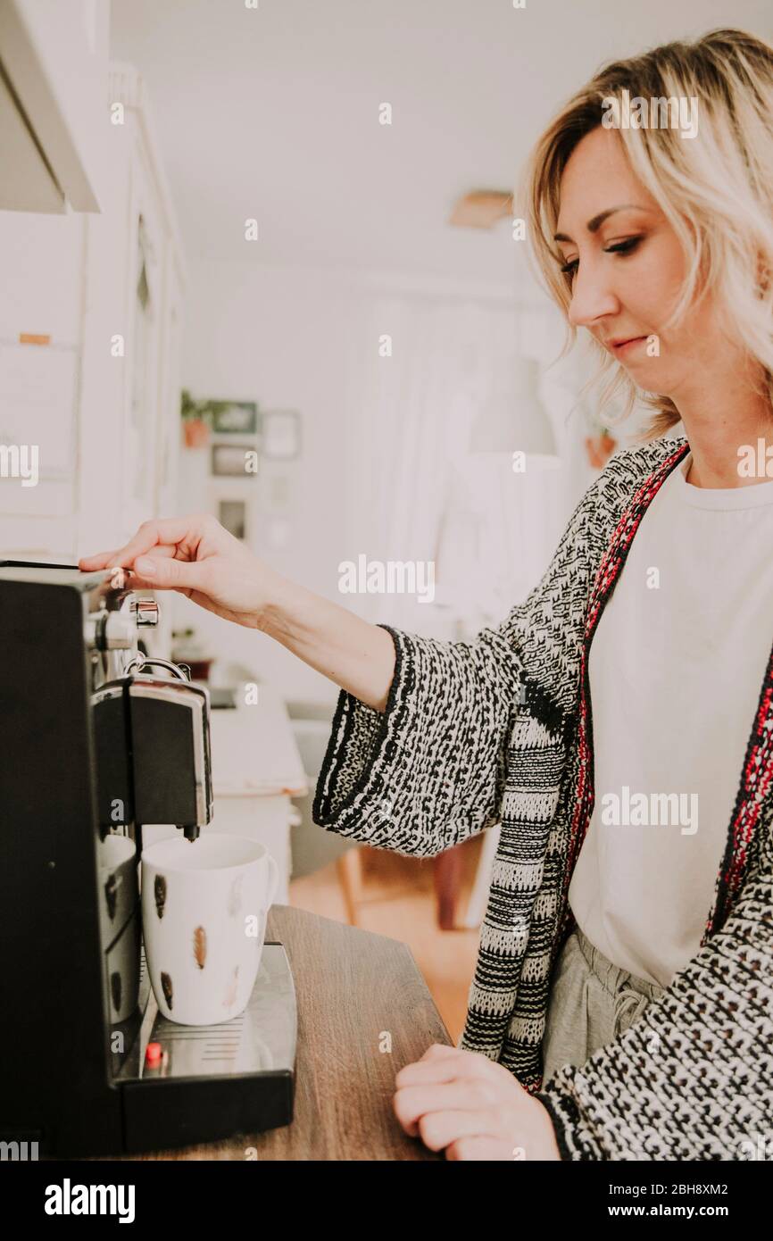 Frühstück am Morgen, Frau bereitet Kaffee zu Stock Photo