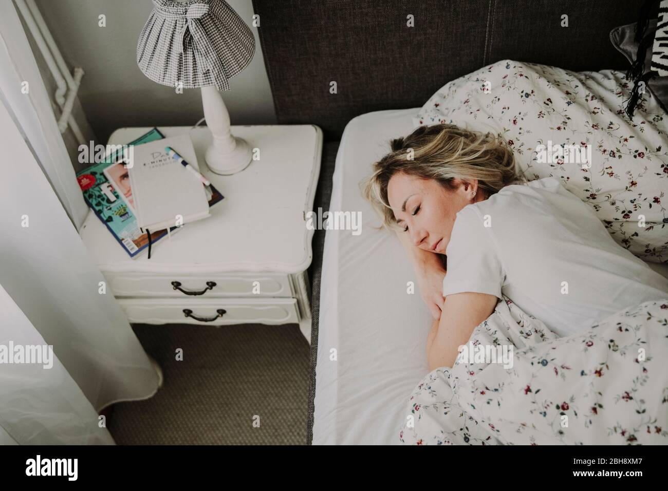 Frau liegt schlafend im Bett Stock Photo