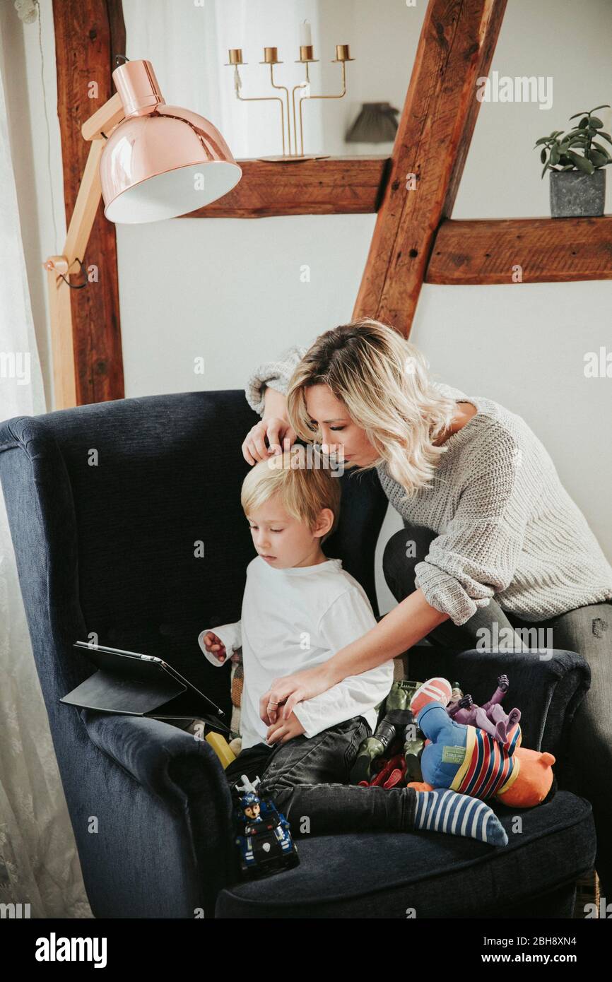 Mutter und Sohn mit Tablet Computer Stock Photo