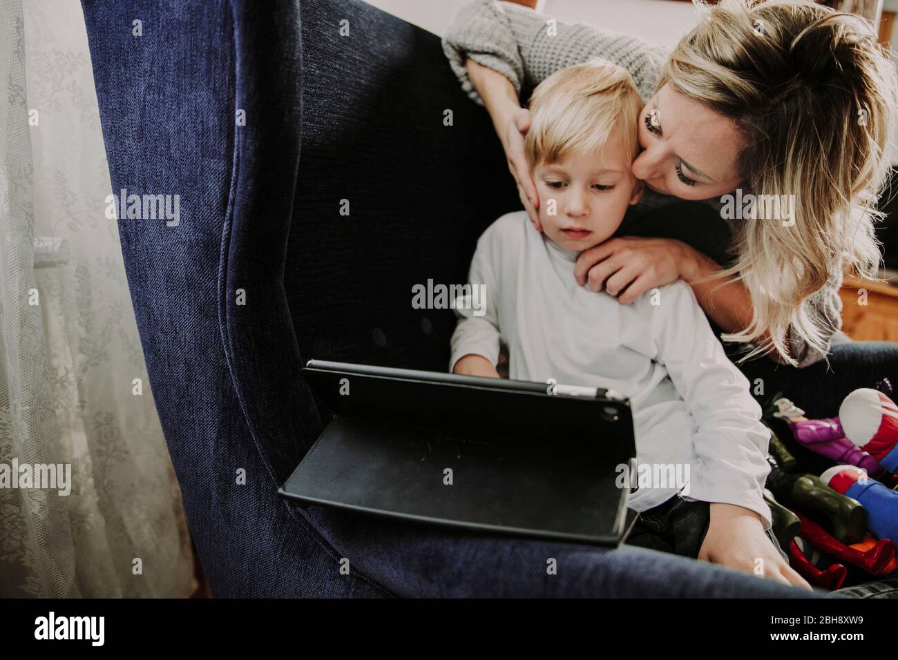 Mutter und Sohn mit Tablet Computer Stock Photo