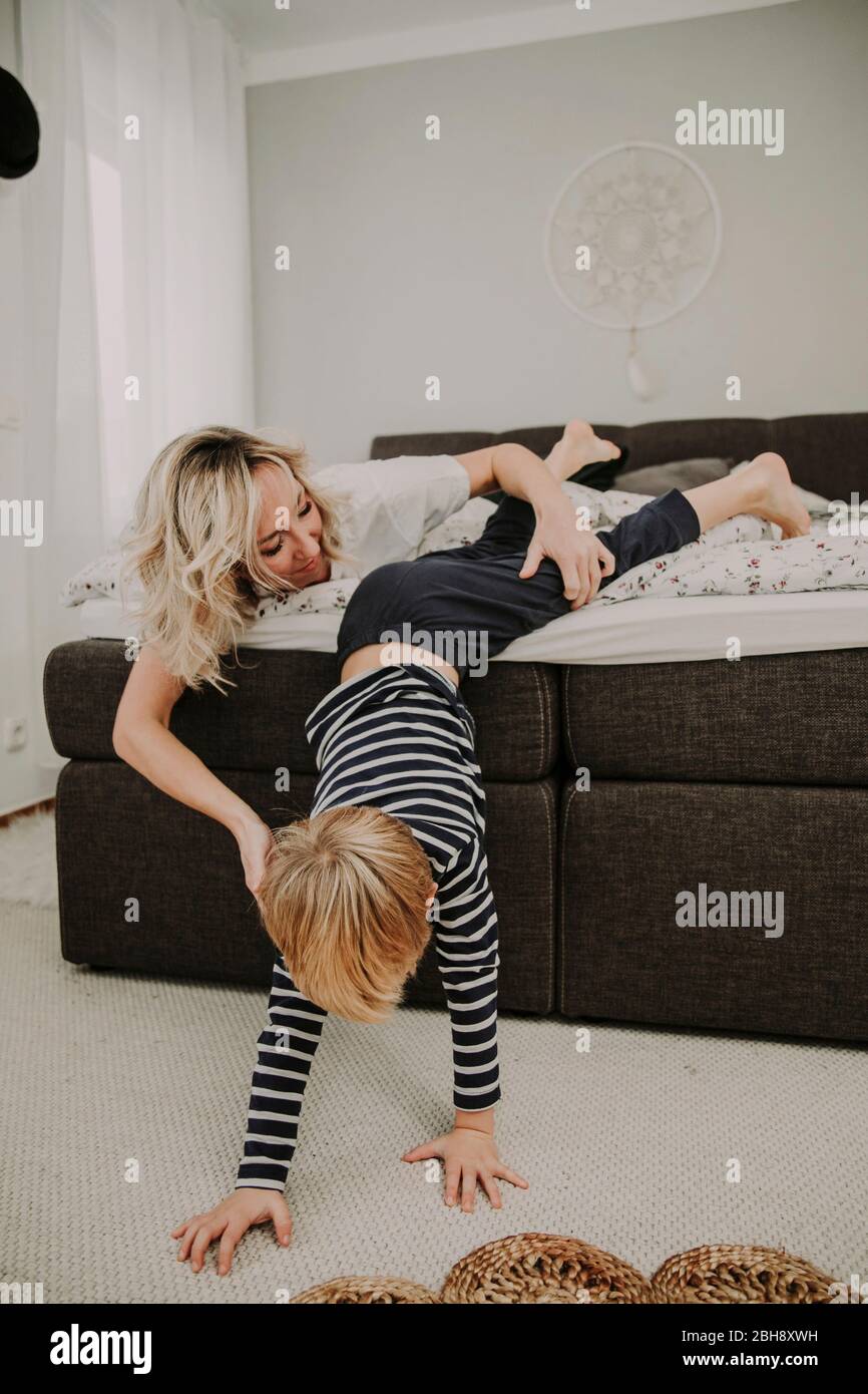 Mutter und sohn spielen im bett hi-res stock photography and images - Alamy