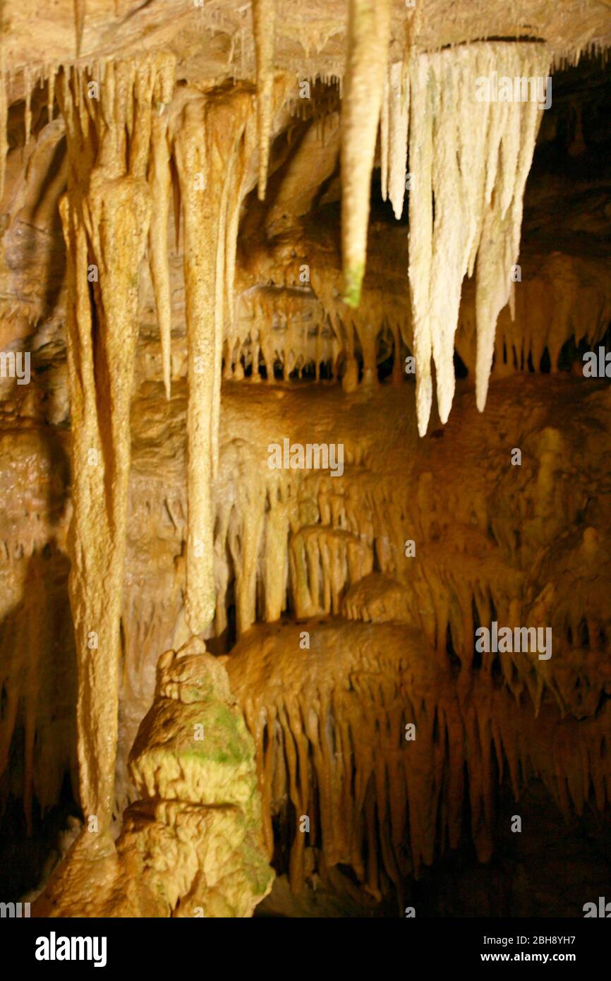 Stalagmites inside a large stalactite cave Stalakmiten im  inneren einer großen Tropfsteinhöhle Stock Photo