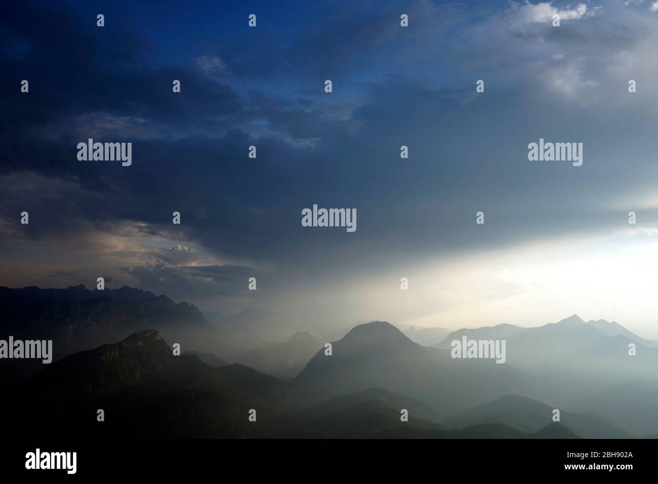 Deutschland, Bayern, Oberbayern, Bad Reichenhall, Blick vom Hochstaufen südlich zum Ristfeuchthorn 1566m, rechts dahinter Sonntagshorn 1961m, aufziehe Stock Photo