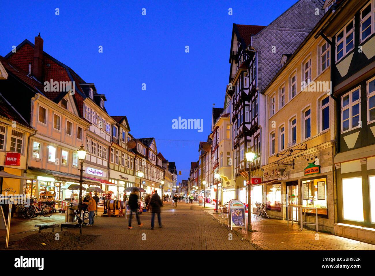 Deutschland, Niedersachsen, Wolfenbüttel, Altstadt, Lange Herzogstraße, Fußgängerzone, Fachwerkhäuser, abends, beleuchtet Stock Photo