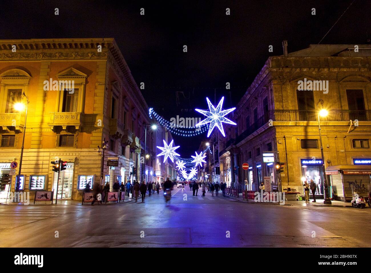 Palermo, Altstadt, Piazza Verdi beim Teatro Massimo, weihnachtlich geschmückte und beleuchtete Einkaufsstraße am Abend Stock Photo