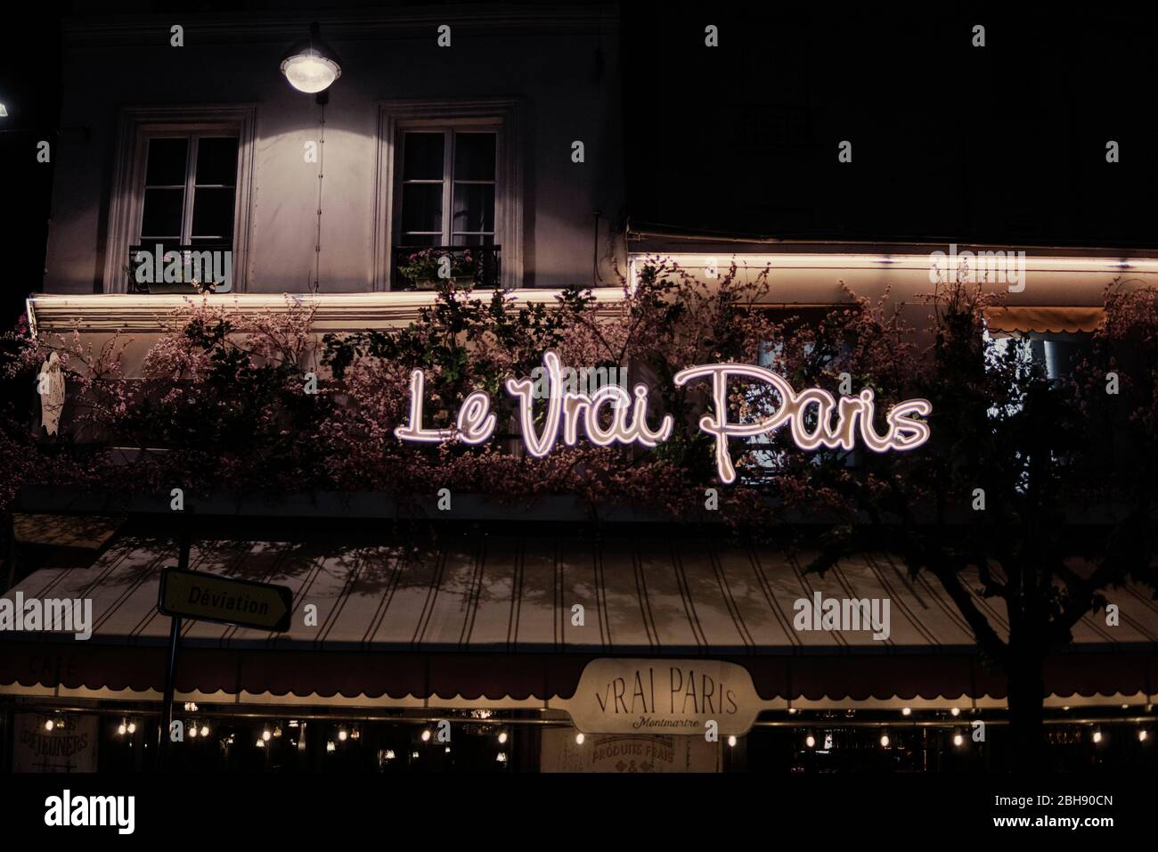Montmartre - Brasserie 'Le Vrai Paris' Stock Photo