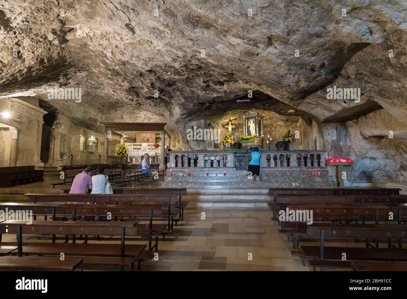 Italien, Mezzogiorno, Apulien / Puglia, Gargano, Monte Sant'Angelo, Wallfahrtsort, Grottenkirche San Michele Stock Photo