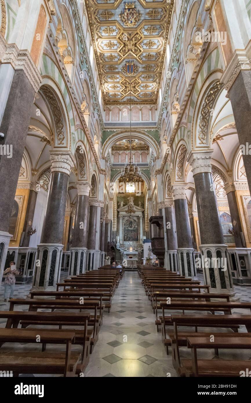 Italien, Mezzogiorno, Apulien / Puglia, Murge, Altamura, Kathedrale Santa Maria Assunta, Kirchenschiff innen Stock Photo