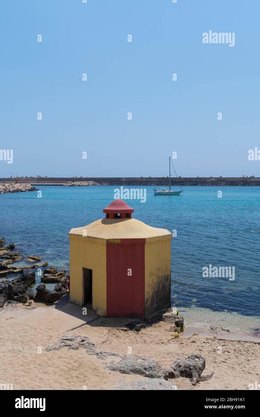 Italien, Mezzogiorno, Apulien / Puglia, Halbinsel Salento, Castrignano del Capo, Leuca, Santa Maria di Leuca, Historisches Badehäuschen Stock Photo