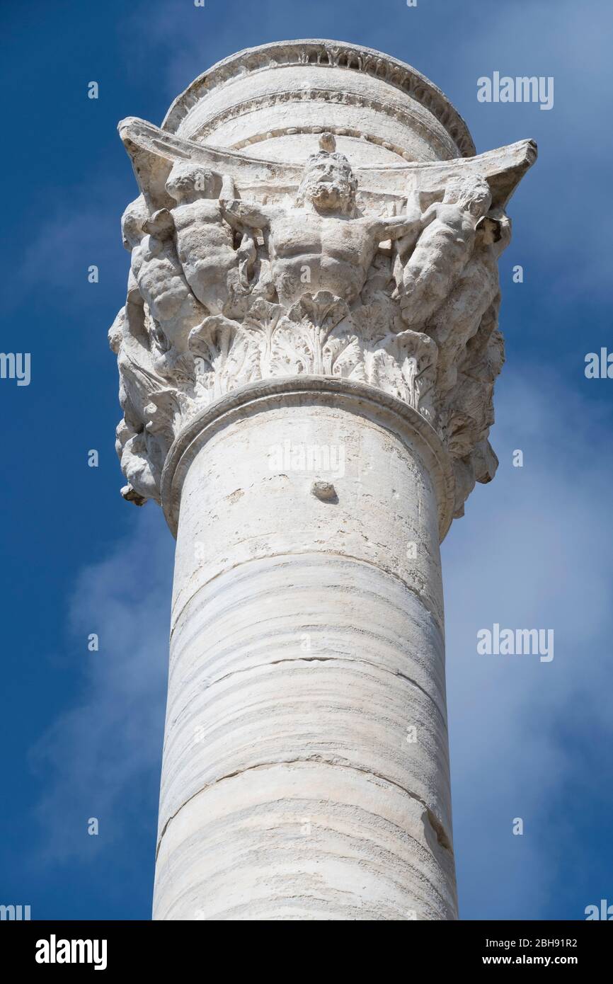 Italien, Mezzogiorno, Apulien / Puglia, Halbinsel Salento, Hafenstadt Brindisi, zwei Säulen markieren das Ende der Via Appia am Hafen von Brindisi Stock Photo