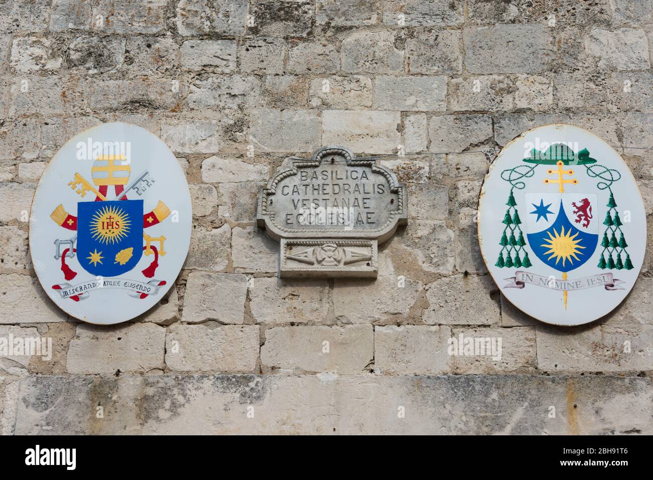 Italien, Mezzogiorno, Apulien / Puglia, Provinz Foggia, Gargano, italienische Adriaküste, Vieste, Altstadt, Wappen an der Wand der Cathedrale Stock Photo