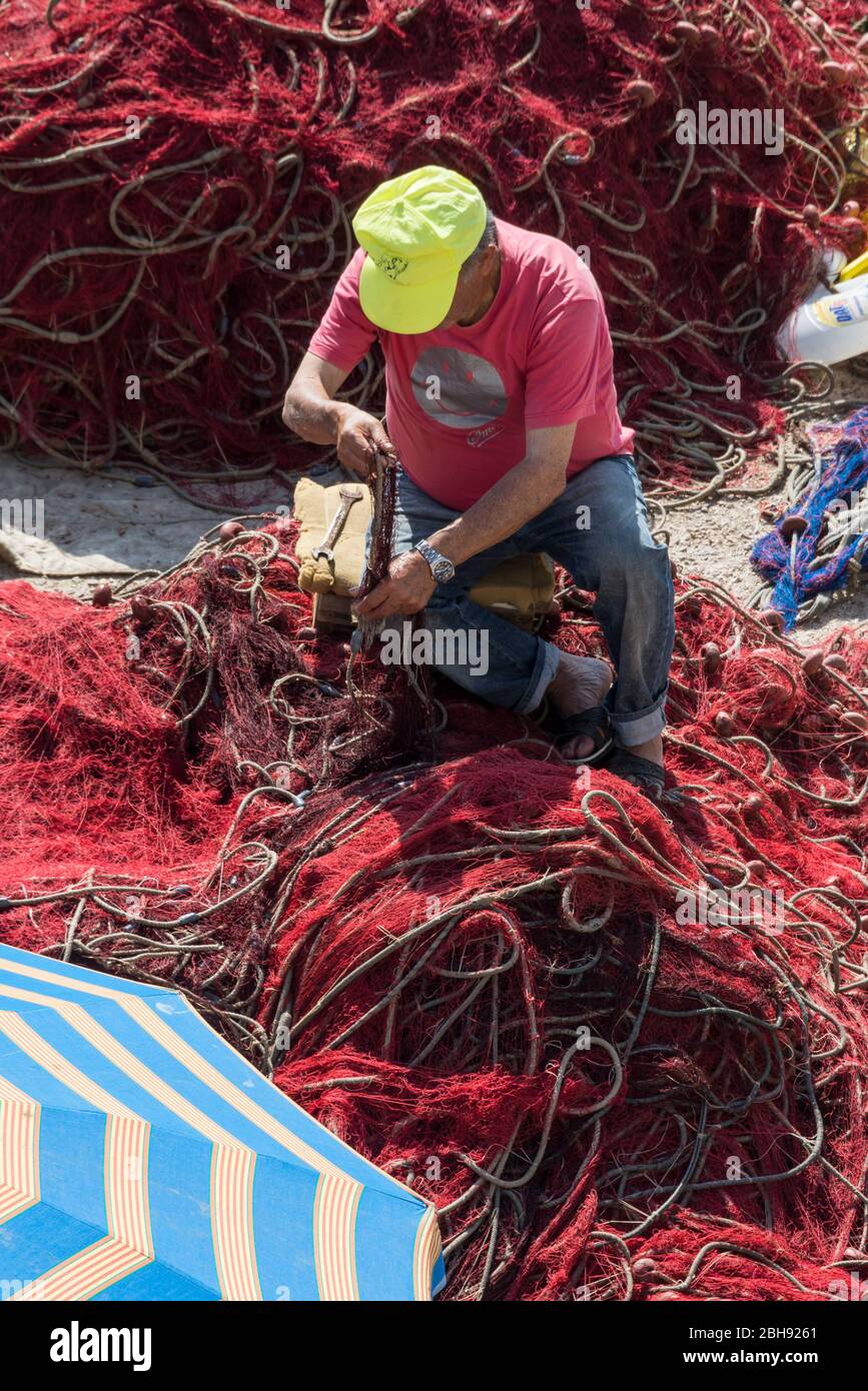 Italien, Mezzogiorno, Apulien / Puglia, Halbinsel Salento, Gallipoli, Einheimischer Fischer mit Netzen Stock Photo