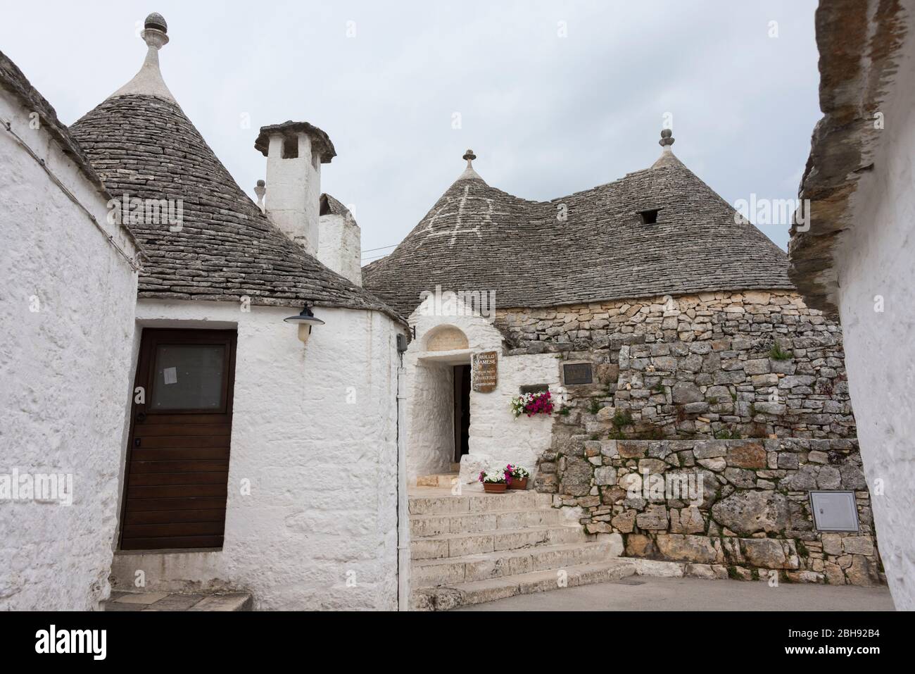 Italien, Mezzogiorno, Apulien / Puglia, Halbinsel Alberobello, Stadt der Trulli, UNESCO-Weltkulturerbe, Kegelbauten Trullo Siamese Stock Photo