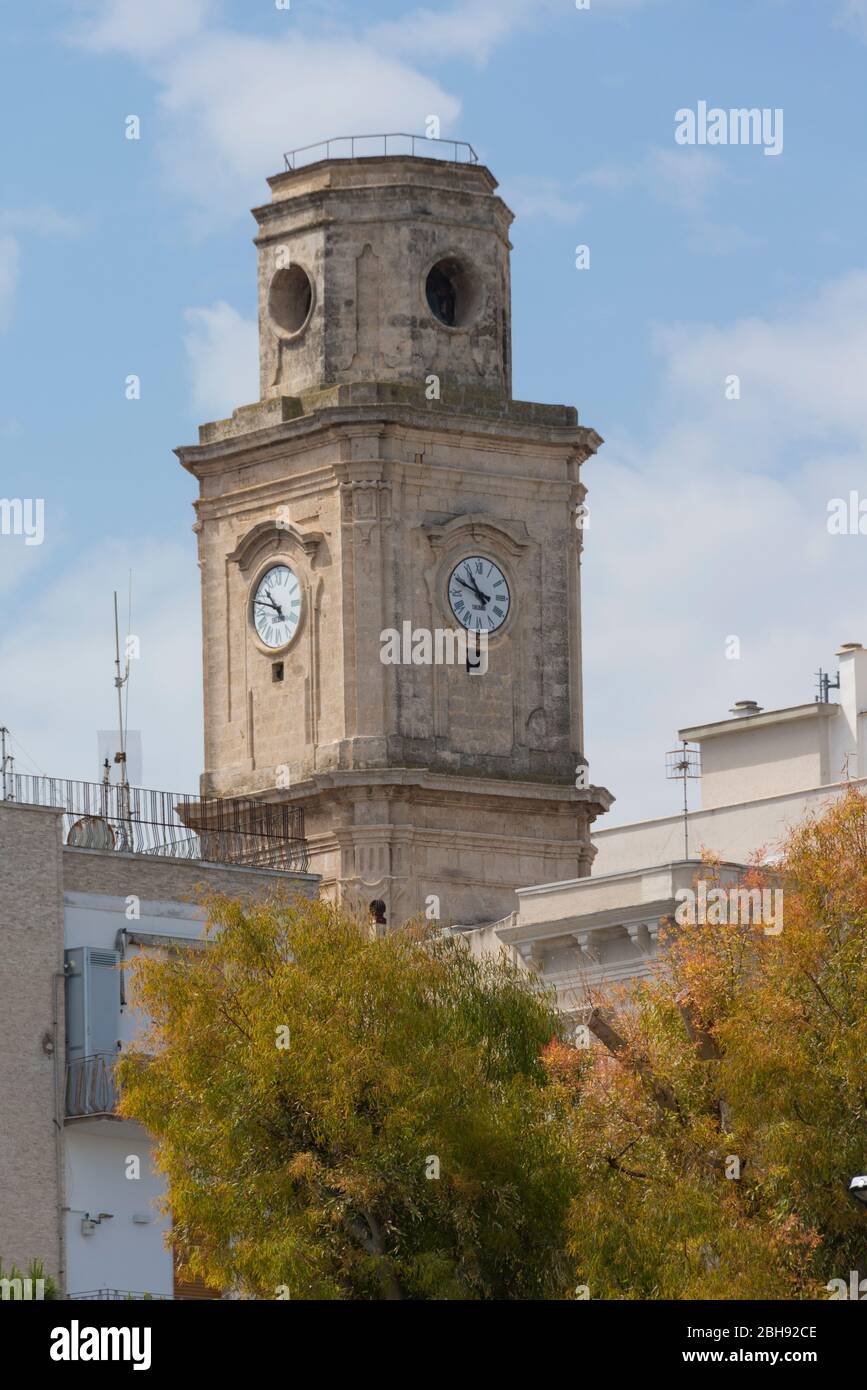 Italien, Mezzogiorno, Apulien / Puglia, Halbinsel Salento, Monopoli, Kirchturm San Francesco D'Assisi Stock Photo
