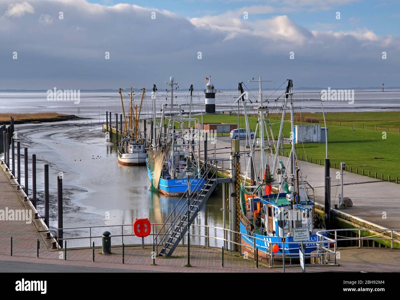 harbour at Wadden Sea with shrimp cutters and lighthouse 'Kleiner Preusse', Wremen, North Sea resort, Land Wursten, Weser estuary, North Sea coast, Lower Saxony, Northern Germany, Germany Stock Photo