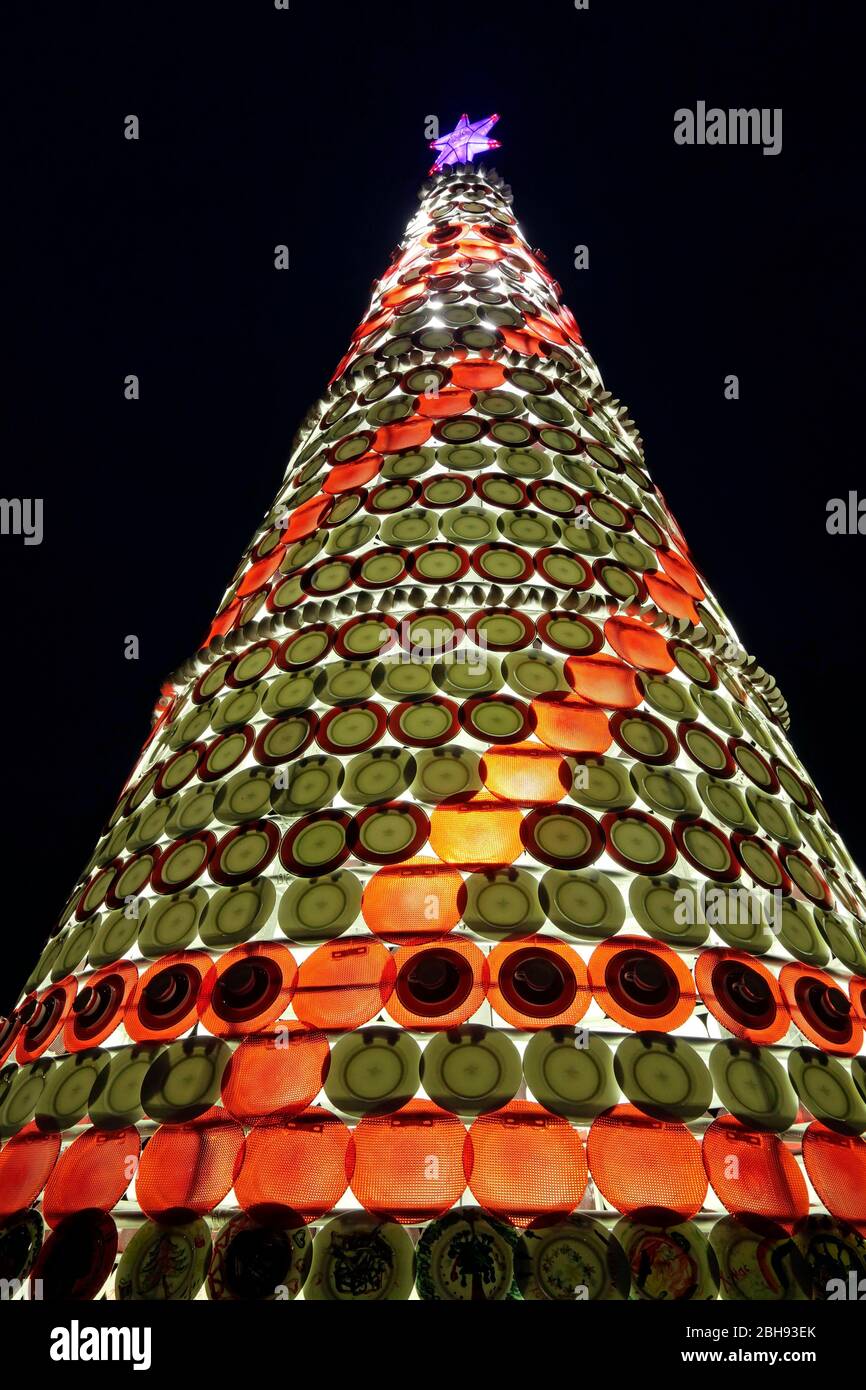 Christmas tree made of tableware from Villeroy & Boch, market square of
