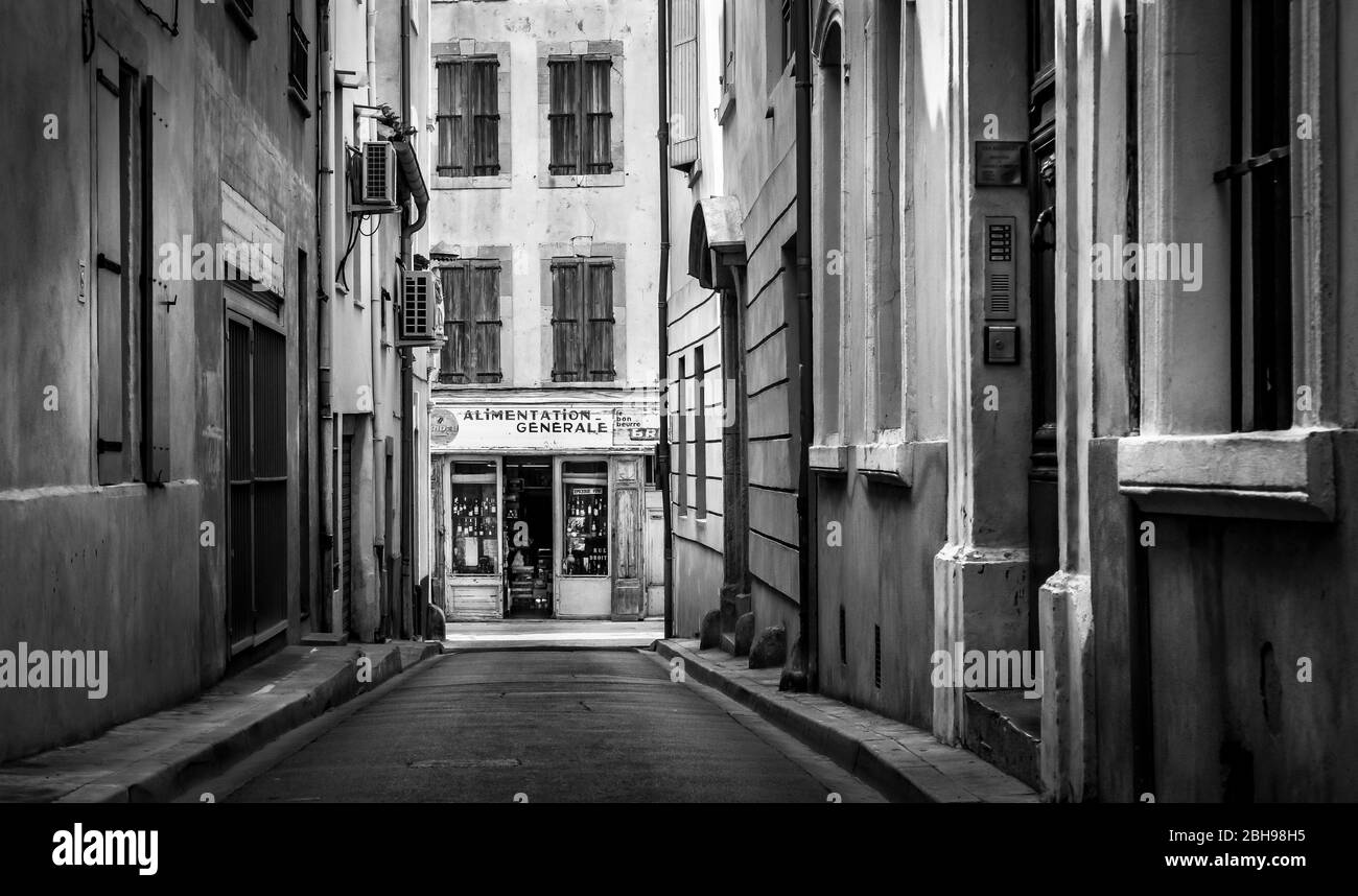Alter Einzelhandelsgeschäft in Narbonne Stock Photo