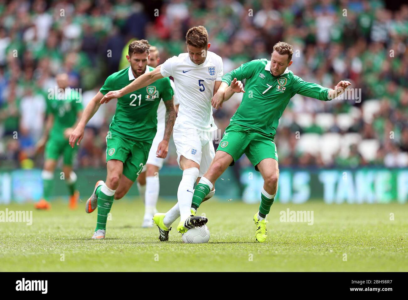 DUBLIN, REP OF IRELAND. Gary Cahill of England battles with Aiden McGeady of Ireland during the International Friendly match between the Republic of Ireland & England at the Aviva Stadium, Dublin, Ireland on Sunday June 7th 2015 (Credit: MI News) Stock Photo