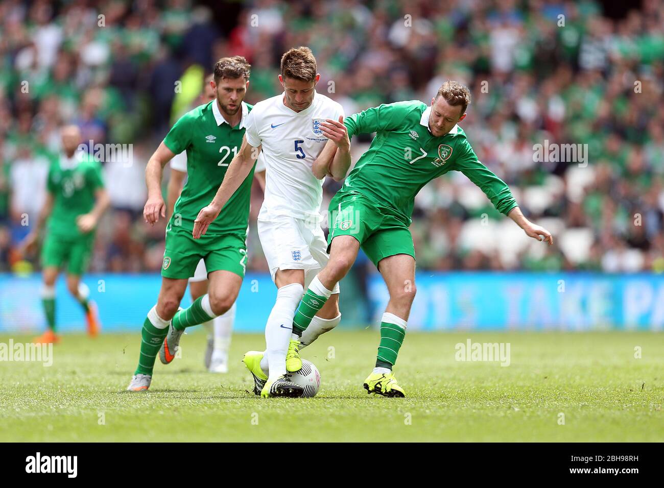 DUBLIN, REP OF IRELAND. Gary Cahill of England battles with Aiden McGeady of Ireland during the International Friendly match between the Republic of Ireland & England at the Aviva Stadium, Dublin, Ireland on Sunday June 7th 2015 (Credit: MI News) Stock Photo