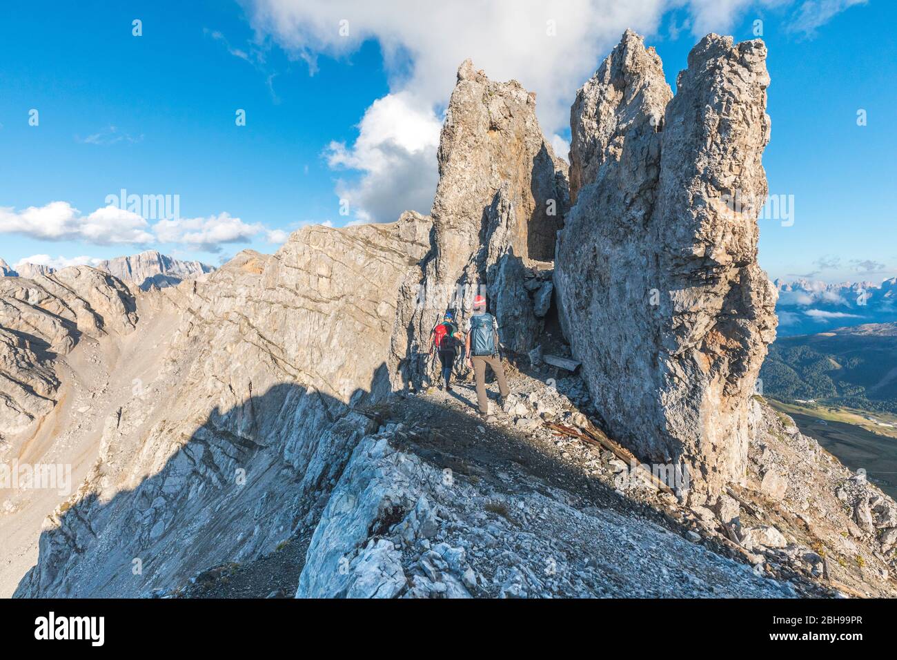 Two hikers on the Bepi Zac High Trail, Costabella Ridge, Marmolada group, Dolomites, Fassa Valley, Trento province, Trentino-Alto Adige, Italy Stock Photo