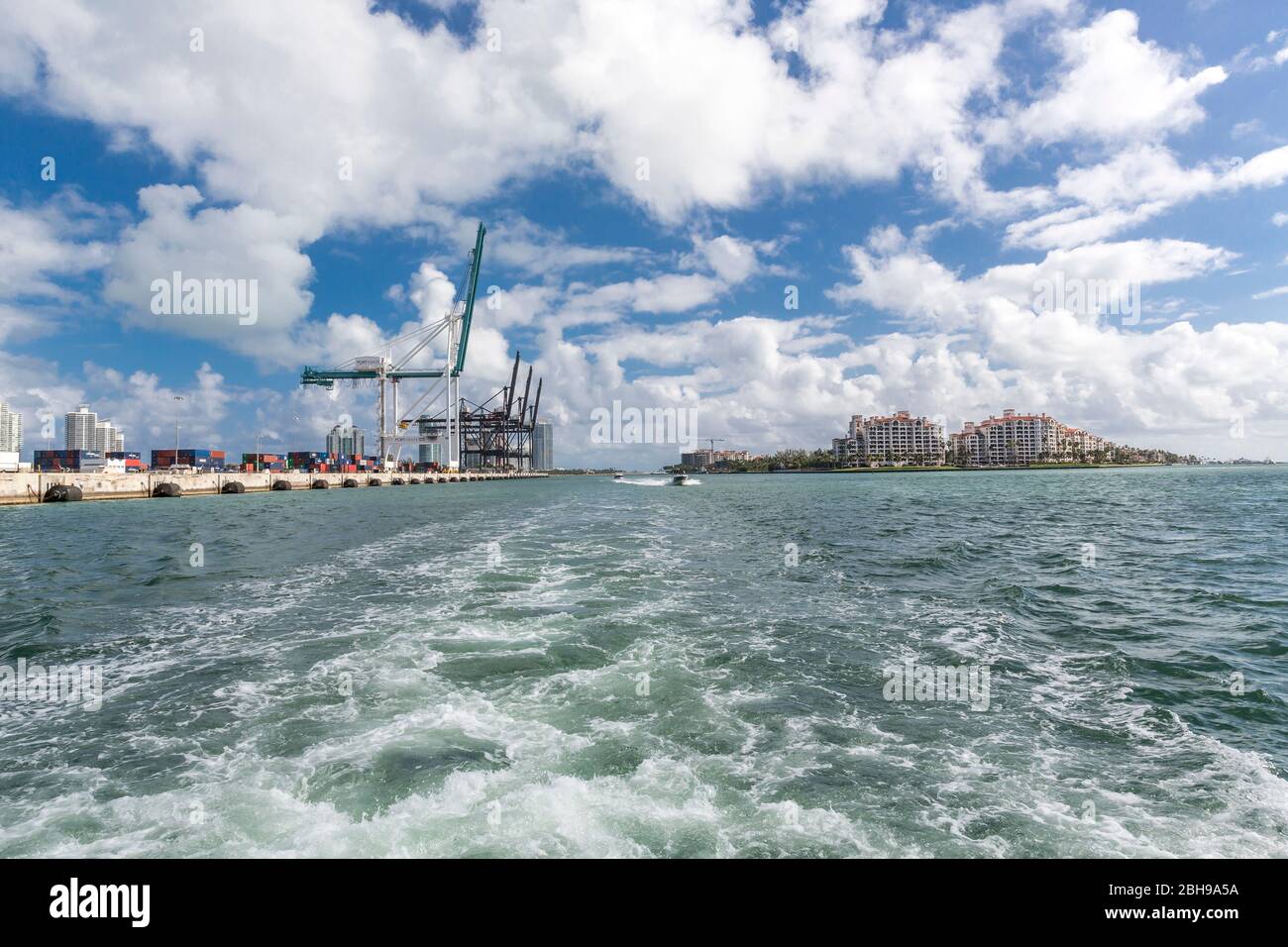 Port Miami, Frachthafen mit Kränen, rechts Provident Luxury Suites Fisher Resort, Hochhäuser mit Luxuswohnungen, Fisher Island, Miami, Miami-Dade Coun Stock Photo
