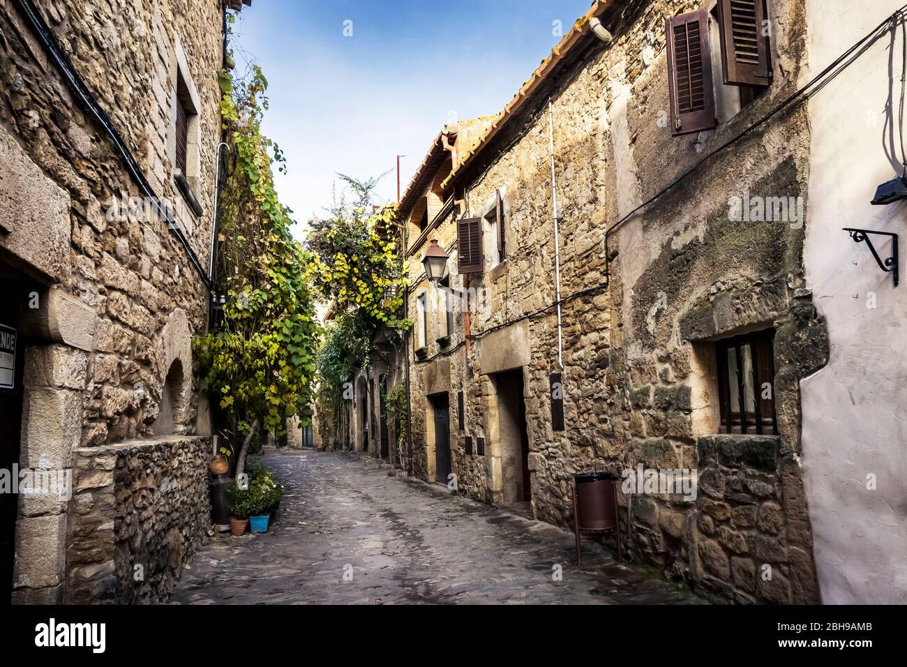 Alley in Peratallada in autumn, the village was awarded as a historical-artistic ensemble in Catalonia. Stock Photo