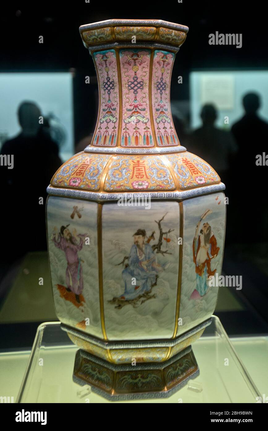 Chinese porcelain: Vase with Fencai design of Eight Immortals - Jingdezhen Ware - Qianlong Reign (1736-1795 AD) Qing Dynasty. Shanghai Museum Stock Photo