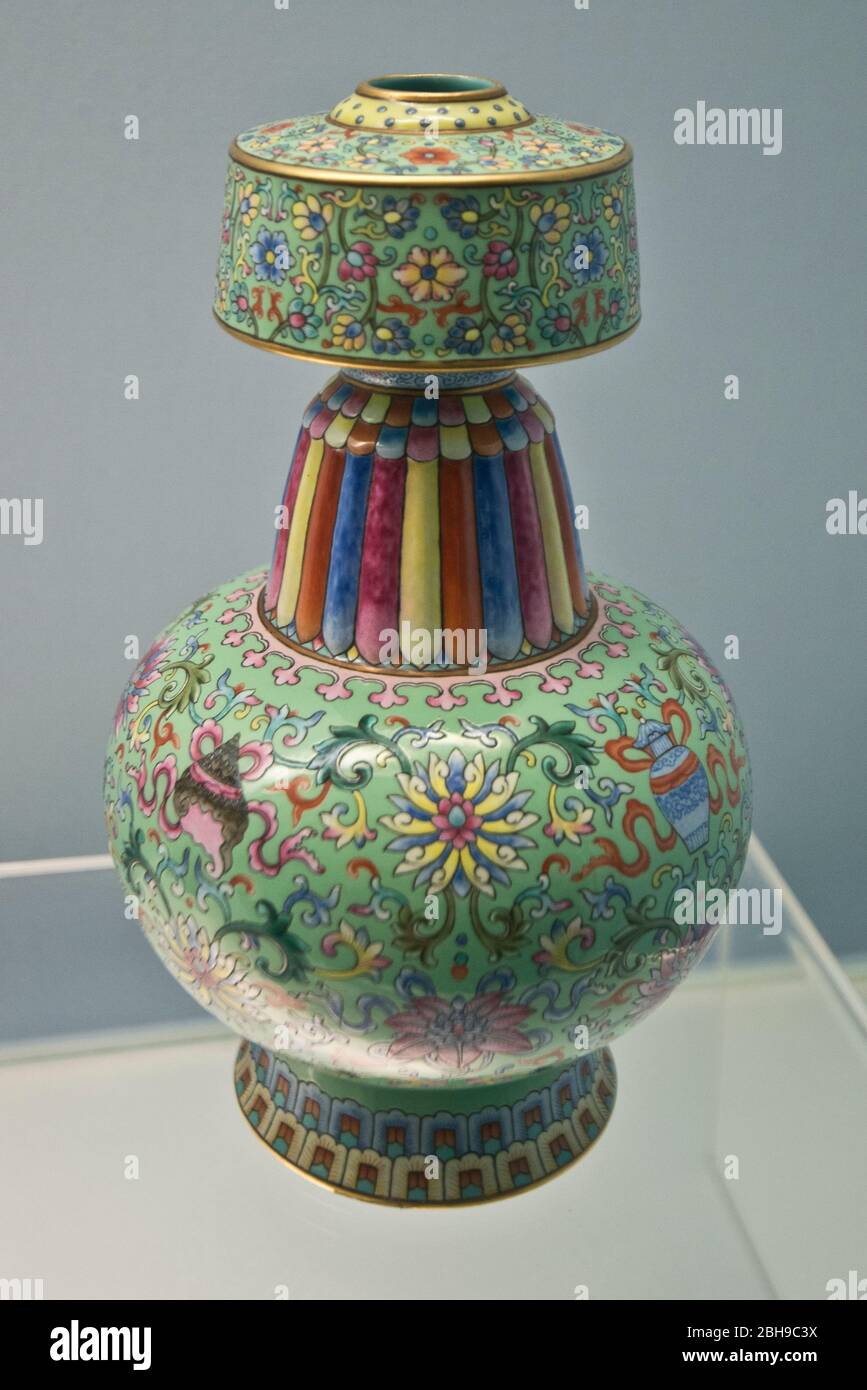 Qing dynasty porcelain hi-res stock photography and images - Alamy