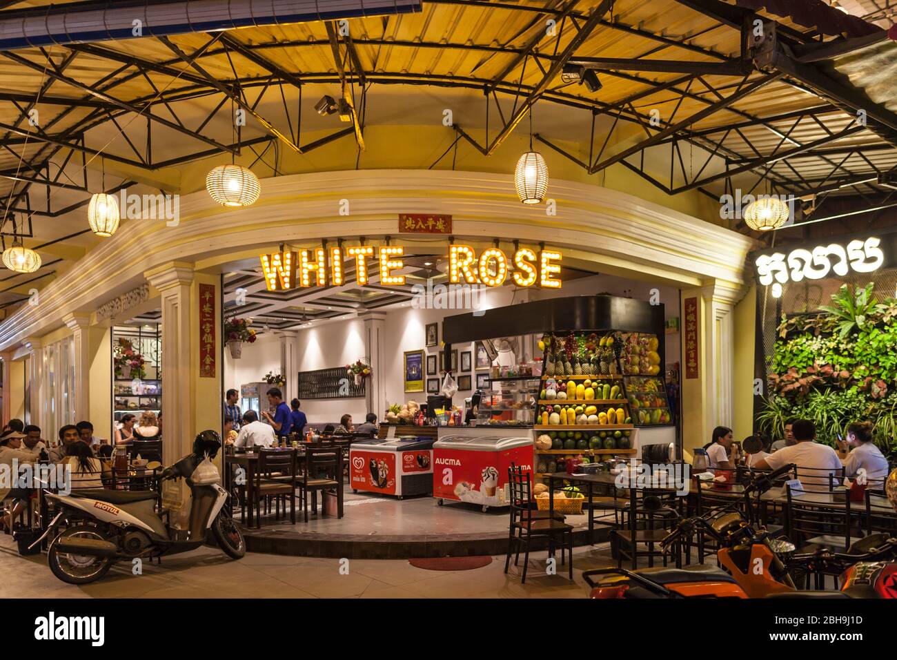Cambodia, Battambang, foodie capital, White Rose Cafe, evening Stock Photo