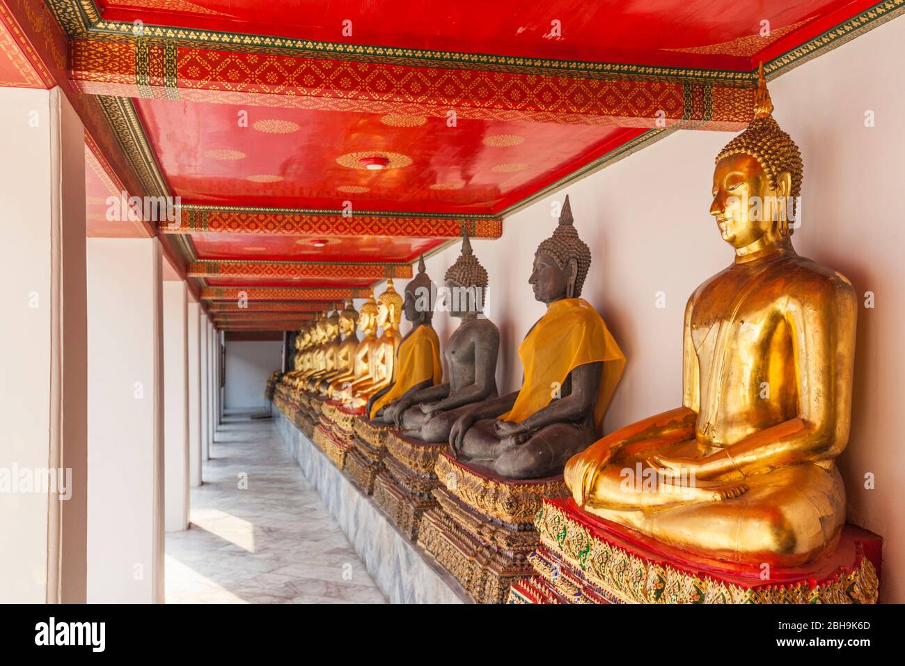 Thailand, Bangkok, Ko Ratanakosin Area, Wat Pho, Gallery of 394 Buddhas Stock Photo