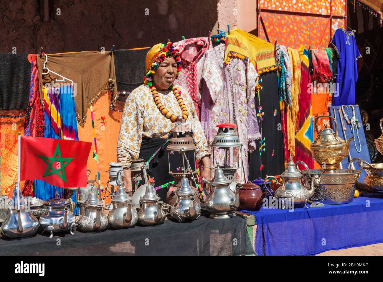 Souvernirverkäuferin im, Dadestal, Atlas, Morocco, Al-Magreb, Africa, Stock Photo
