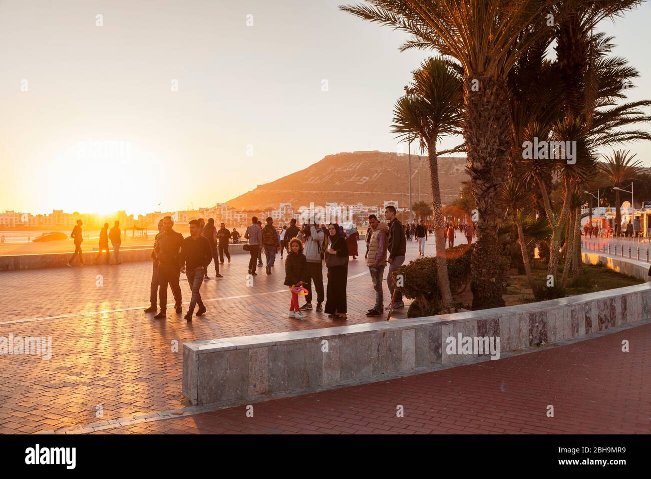 Promenade am Strand von Agadir bei Sonnenuntergang, Al-Magreb, Marokko, Afrika Stock Photo