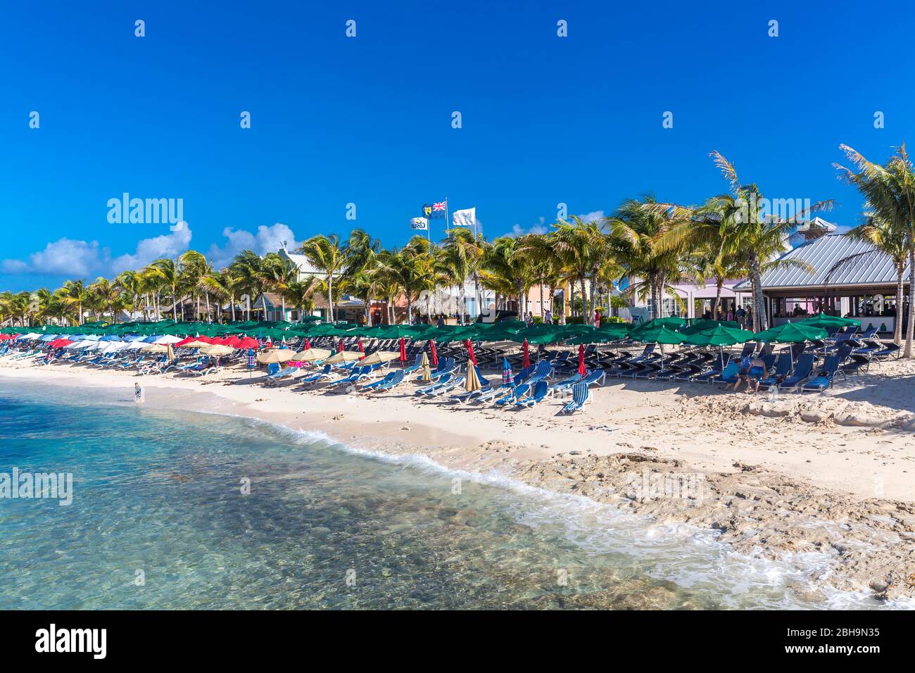 Sandstrand mit Sonnenschirme und Sonnenliegen, Grand Turk Island, Turks- und Caicosinseln, Mittelamerika Stock Photo
