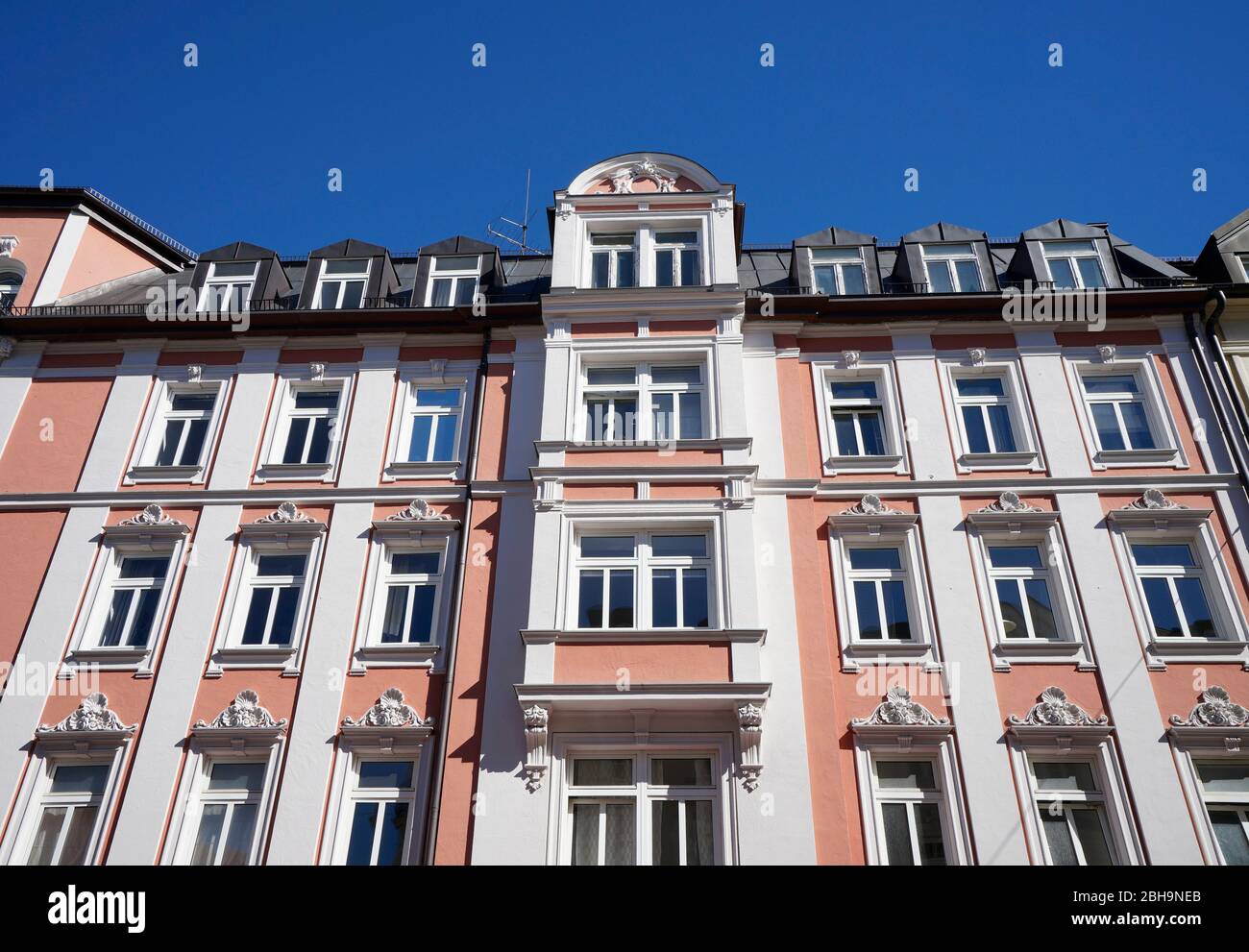 Deutschland, Bayern, München, Haidhausen, Altbauwohnungen, Reihenhaus, graue Fassade, Dachgauben Stock Photo