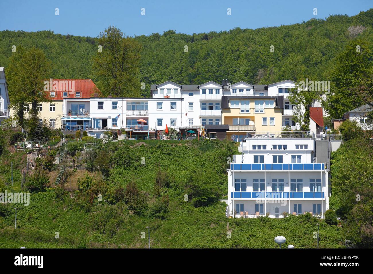 Wohngebäude und Wald, Sassnitz, Insel Rügen, Mecklenburg-Vorpommern, Deutschland, Europa Stock Photo