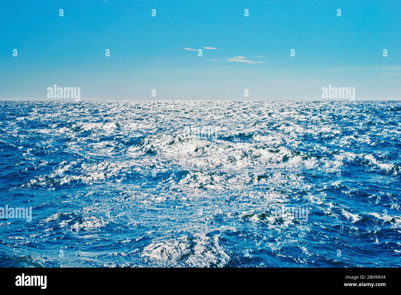 Land horizon ocean hi-res stock photography and images - Alamy
