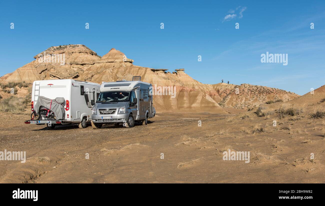 Roadtrip in winter through the semi-desert Bardenas Reales, Navarra, Spain. A UNESCO Biosphere Reserve with among others Castil de Tierra, Pisquerra Mountains and Bardena Blanca. Two campers. Stock Photo