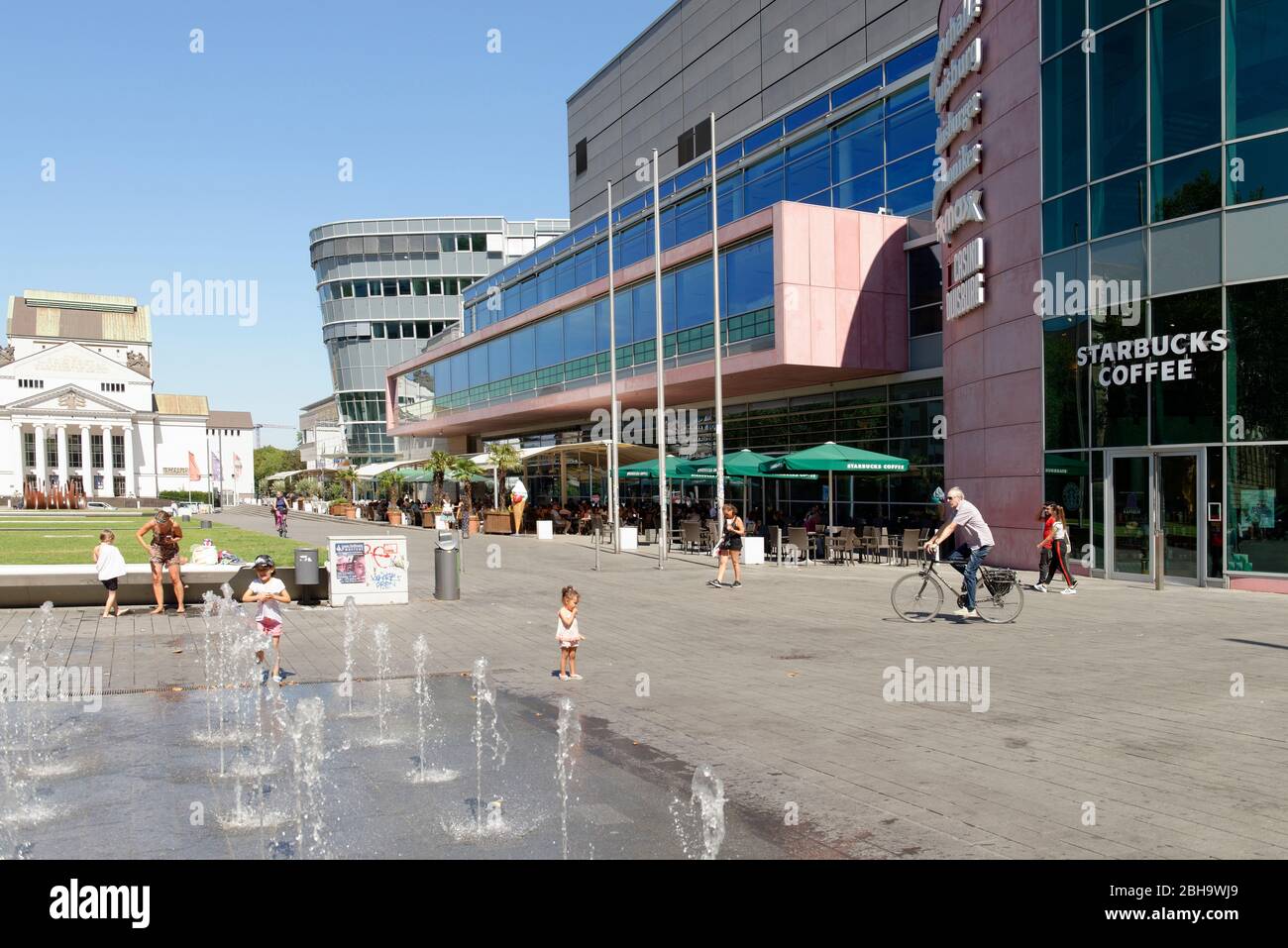 Fountain, City Palace and City Theater in the pedestrian area at König-Heinrich Platz, Duisburg, North Rhine-Westphalia, Germany Stock Photo
