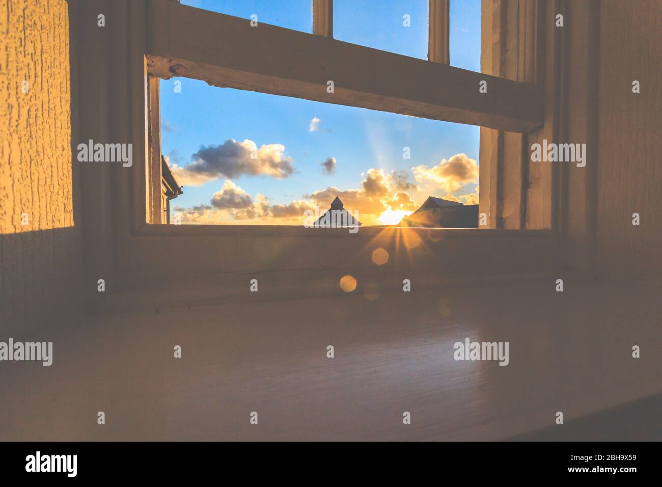 Ausblick aus dem Fenster bei Sonnenaufgang. Stock Photo