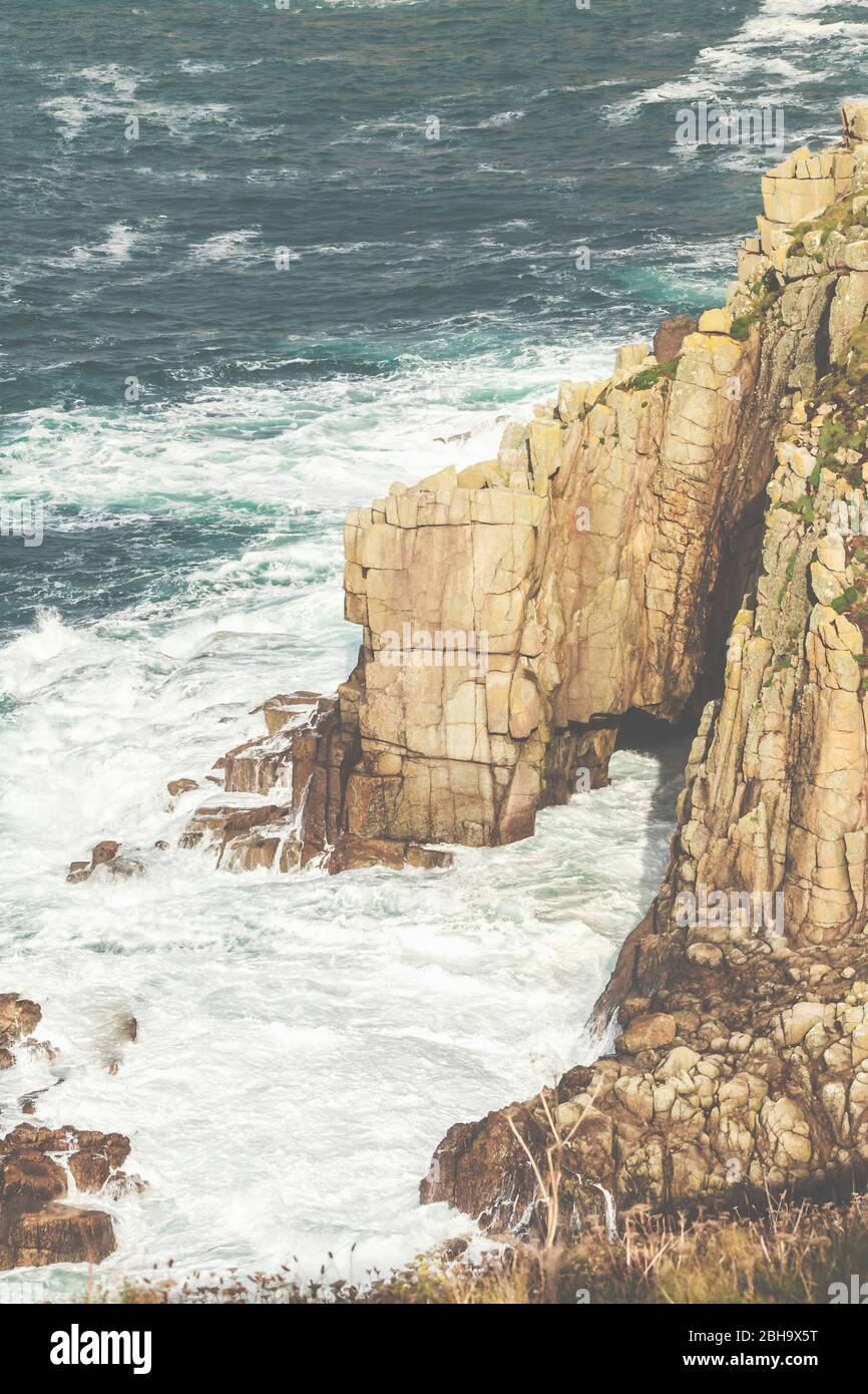 Wellen und Gischt am Fels, an der Küste bei Lands End, Penzance, Cornwall, England, Großbritannien Stock Photo