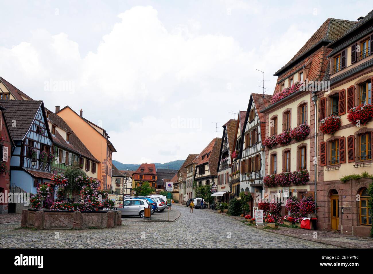 Fountain with flower border hires stock photography and images Alamy
